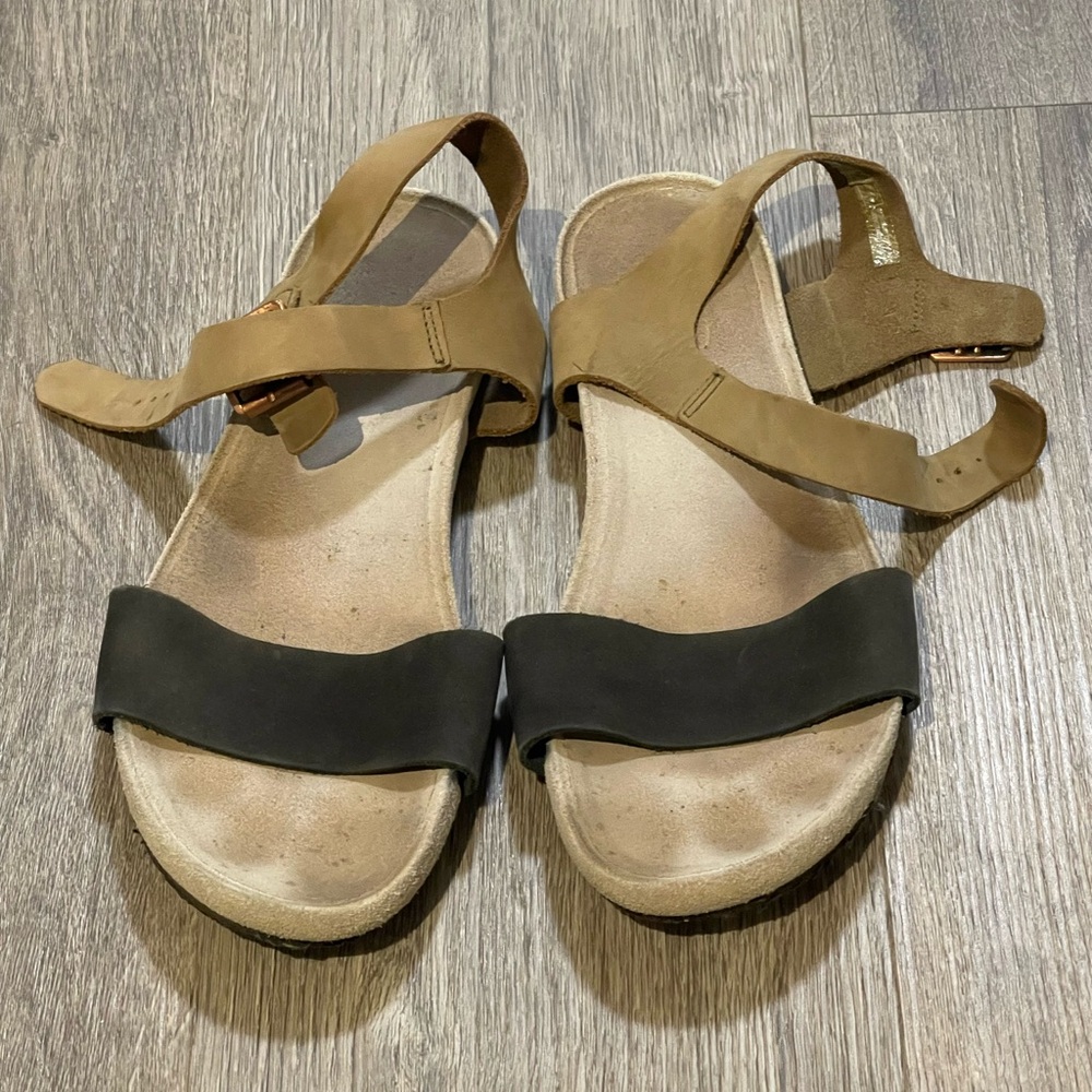 Stylish Women's Sandals in Black and Tan